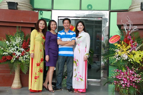 Đạo diễn/Biên đạo múa Phùng Khải chụp ảnh cùng Ban Giám đốc VietinBank chi nhánh Nam Thăng Long duyên dáng