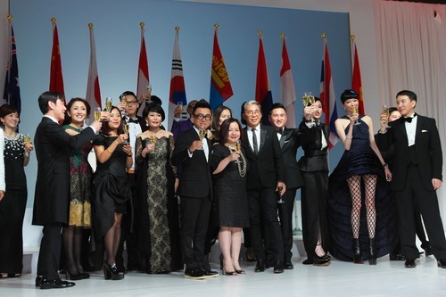 Bà Quỳnh Trang và nhà thiết kế Công Trí đã cùng có mặt tại buổi lễ trao giải của Hiệp hội Thời trang cao cấp châu Á - Asian Couture Federation 