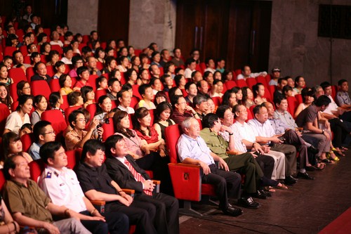 Khán giả có mặt tại Cung Văn Hóa Hữu Nghị.