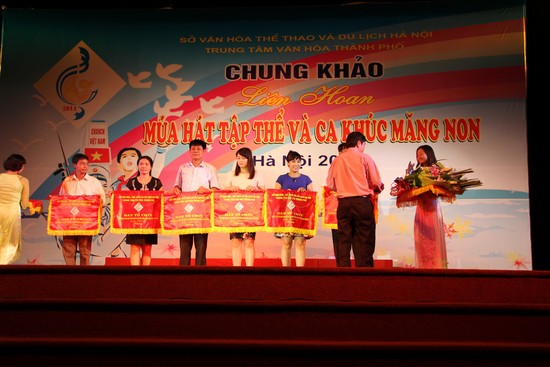Chung khảo Li&ecirc;n hoan M&uacute;a h&aacute;t tập thể v&agrave; ca kh&uacute;c măng non h&egrave; 2014