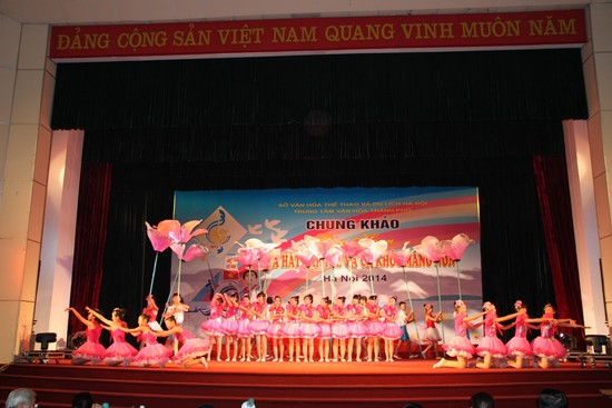 Tiết mục Múa tập thể Khúc ca gửi Trường Sa của  thiếu nhi huyện Phú Xuyên