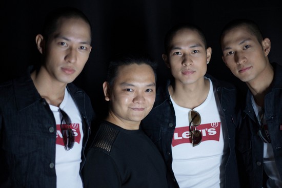 Tú Trung chụp ảnh cùng ba anh em gốc Việt họ Lưu
