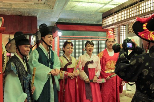 Top 5 nhà thiết kế Việt Nam cùng nhau khám phá văn hóa truyền thống Hàn Quốc