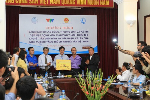Nick đã trao tặng 50 xe lăn địa hình cho đại diện Quỹ bảo trợ trẻ em Việt Nam để giúp đỡ những em bé khuyết tật 