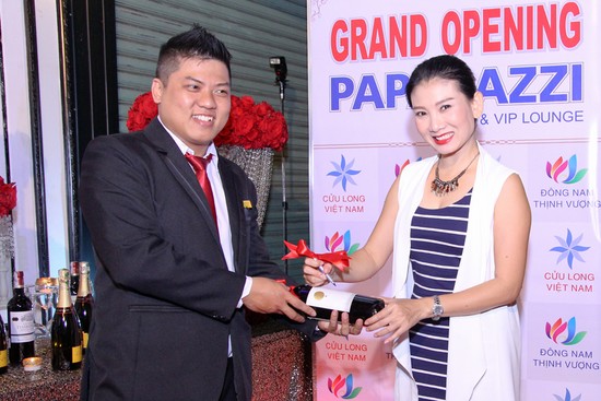 NSUT Mỹ Uyên cũng có mặt trong sự kiện trước khi vội vã trở về sân khấu kịch 5B để chuẩn bị cho xuất diễn mới. Vào ngày lễ, nữ nghệ sĩ đã dành thời gian về Tây Ninh thăm gia đình trước những xuất diễn phục vụ khán giả. 