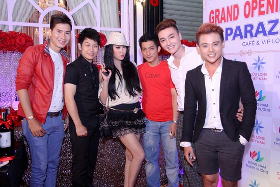 Lê Minh Trung cũng có dịp hội ngộ những người bạn thân thiết trong sự kiện. Chàng ca sĩ đang chuẩn bị những sản phẩm âm nhạc mới để ra mắt khán giả vào cuối tháng 9 này.