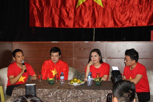 Ca sĩ Minh Quân, Ngọc Anh và nhà báo Ngô Bá Lục trong buổi nói chuyện.