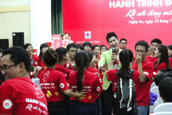 Lê Minh Trung biểu diễn tại chương trình thiện nguyện Hành trình đỏ