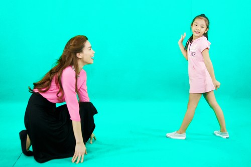 Hồ Ngọc Hà tỏ ra khá thích thú với việc huấn luyện cho cô học trò nhí của Yến Trang
