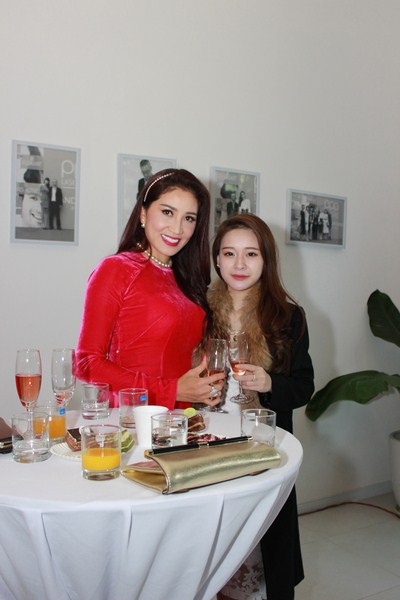 NTK trẻ Trang Cherry chụp ảnh cùng Hoa hậu Camay Ngô Thu Trang