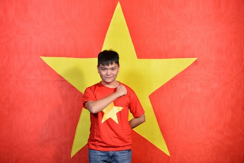 Tú Trung tự hào khi được khoác lên mình chiếc áo in hình cờ tổ quốc