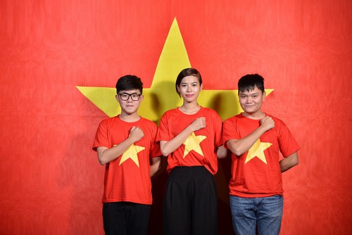 Chí Thành, stylist Trịnh Tú Trung, nhà thiết kế Trúc Phương  nhiệt tâm tham gia các hoạt động mang tính chất cộng đồng