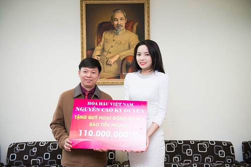 Kỳ Duyên và gia đình cũng đã quyết định sẽ trích thêm 50 triệu đồng để đóng góp vào quỹ từ thiện xã hội của báo Tiền Phong 