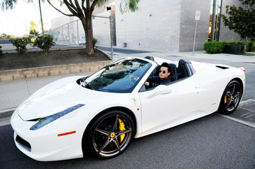 chiếc siêu xe Ferrari 458 Italia màu trắng trị giá khoảng 290.000 USD 