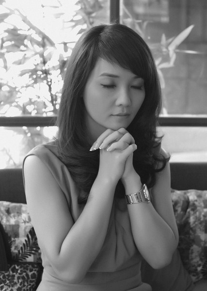Diễn viên Mai Thu Huyền chụp ảnh cầu nguyện.
