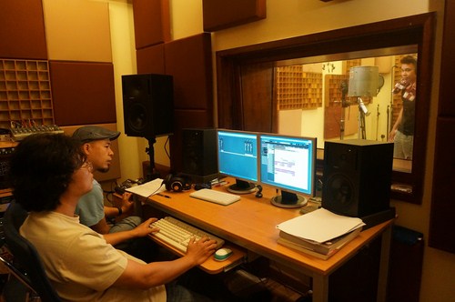 Nhạc sĩ Huy Tuấn hướng dẫn Top 3 thu âm.