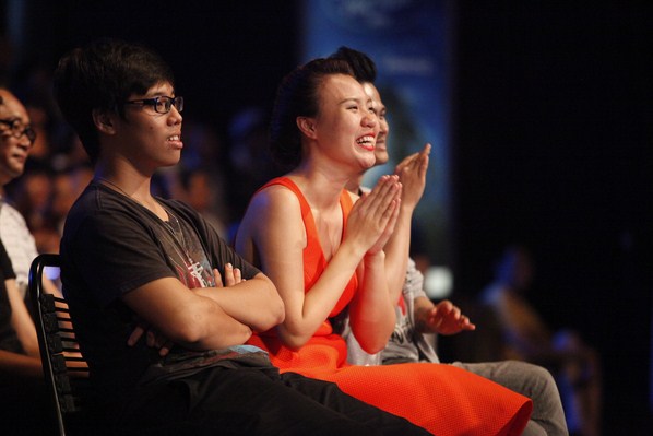 Phương Linh và Phú Hiển có mặt ở hàng ghế khán giả để cổ vũ cho các thí sinh lọt vào Top 3.