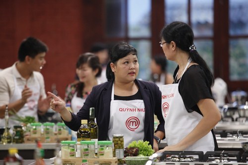 Quỳnh Như thảo luận món ăn cùng cô Thanh Ngân
