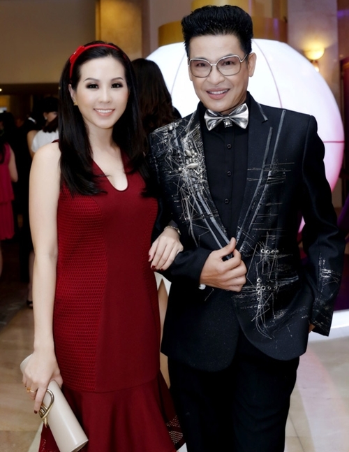 Nam nghệ sĩ sánh bước bên Hoa hậu Thu Hoài với áo vest có chi tiết bắt sáng và bow-tie cùng màu.