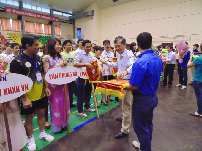 Đồng chí Trần Văn Tùng tặng hoa và cờ lưu niệm cho đại diện các đoàn tham gia giải đấu