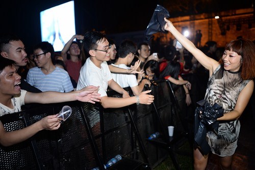 Kết thúc phần trình diễn Hà Trần cầm một bịch túi ni-lông xuống phát cho những khán giả yêu nhạc để mọi người đều có thể để rác vào trong đó