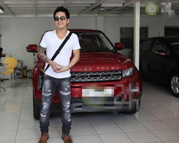  Nam ca sĩ Hà thành gây sự chú ý khi sở hữu xe đôi với vợ sắp cưới là Hương Baby khi cùng cầm lái Range Rover.