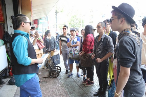 Tùng Leo đưa các thí sinh đến chợ Đại Quang Minh.
