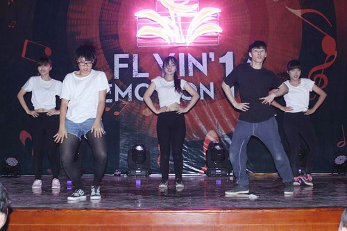 Sơn Paris Xuyên suốt chương trình là những phần thi đặc sắc.