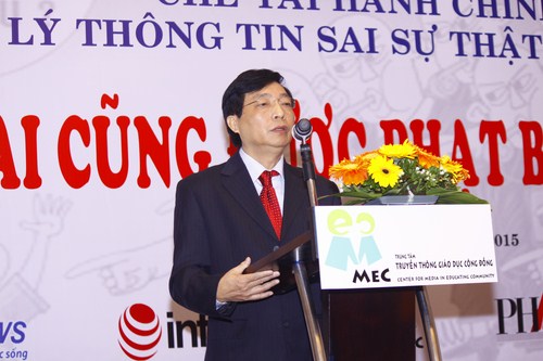 Ông Nguyễn Văn Hùng – Vụ báo chí xuất bản, Ban Tuyên giáo Trung ương phát biểu tại Hội thảo