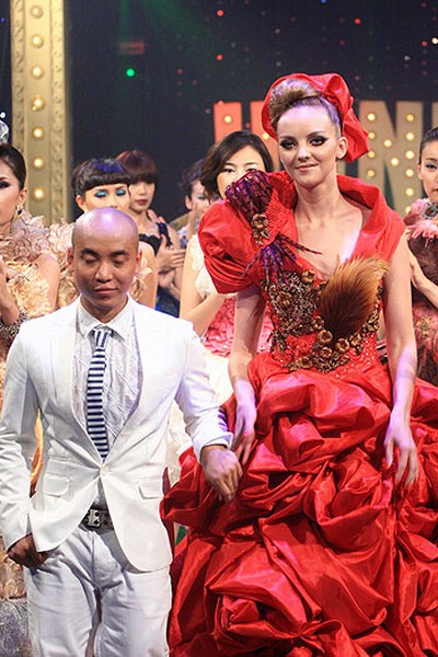 NTK nổi tiếng gốc Việt - Cory Trần sẽ ngồi ghế giám khảo ở tập 8 Nhà thiết kế thời trang Việt Nam
