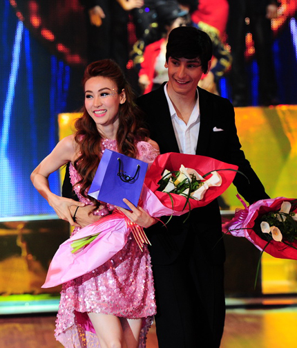 Ngân Khánh và bạn nhảy nhận giải cặp đôi được nhiều bình chọn nhất từ người hâm mộ trong tuần trước.