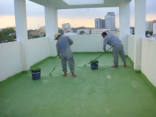 Chuẩn bị chống thấm s&agrave;n để kh&ocirc;ng ảnh hưởng đến kết cấu nh&agrave;