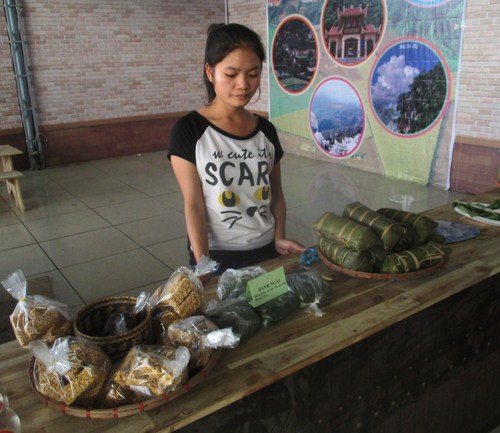 Bánh ngải Lạng Sơn, rượu Mẫu Sơn được bày bán tại Liên hoan du lịch làng nghề.