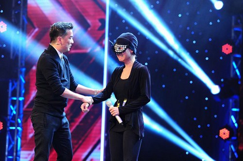 Ca sỹ Anh Thúy đeo mặt nạ giả dạng thí sinh Huyền Minh dự thi trong chương trình 