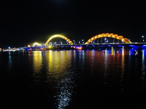 Ra sông Hàn xem cầu Rồng phun lửa