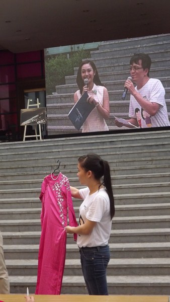 Áo dài của diễn viên Dương Cẩm Lynh trong phiên đấu giá buổi chiều tại hội chợ Mottainai với giá 500 nghìn đồng.