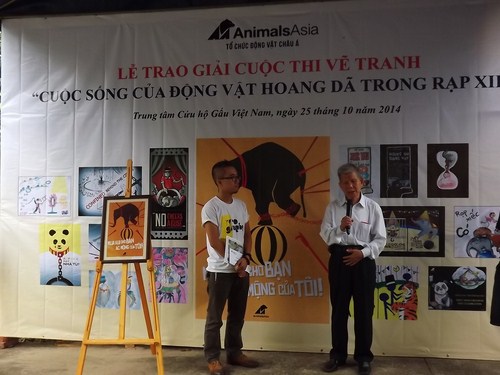 Giáo sư Đặng Huy Huỳnh (bên phải) - giám khảo cuộc thi vẽ tranh 