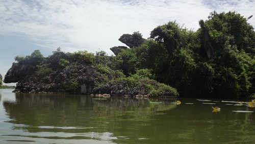 Hồ Quan Sơn độc đáo với những núi đá hoang sơ