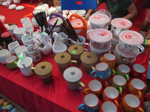 Các sản phẩm đa dạng, tinh xảo ở làng gốm Bát Tràng được trưng bày tại liên hoan du lịch làng nghề.