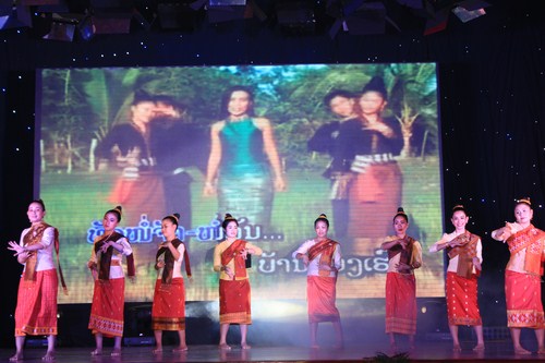 Tiết mục đậm chất dân gian của đất bạn Lào do sinh viên Lào tại Học viện biểu diễn.