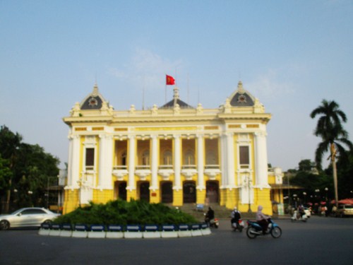 Nhà hát lớn Hà Nội rực rỡ cờ đỏ sao vàng ngày Giải phóng thủ đô.
