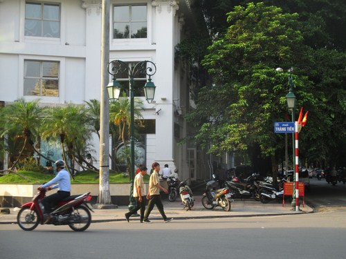 Đường phố Tràng Tiền 60 năm trước vắng tanh trước giờ tiếp quản.