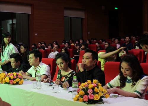 ban giám khảo lần lượt từ trái qua phải: MC Thùy Linh, nhà báo Ngô Bá Lục, MC Thanh Mai, MC Danh Tùng, anh Phạm Thanh Hải