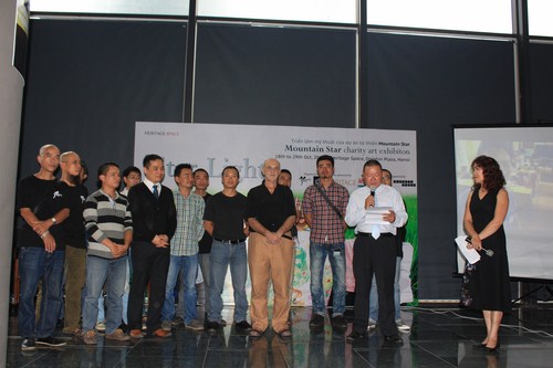 Khai mạc triển l&atilde;m mỹ thuật của dự &aacute;n từ thiện Mountain Star.