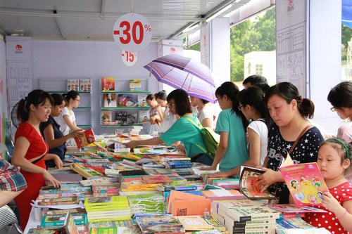 Tủ sách của NXB Kim Đồng thu hút rất đông các độc giả nhí và các bậc phụ huynh