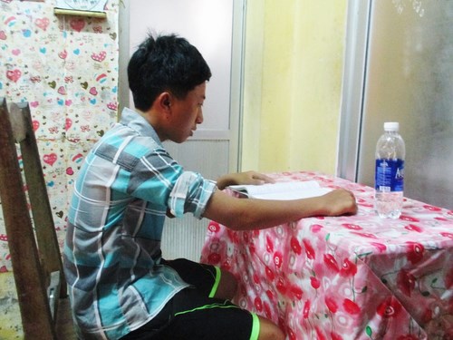 Mua A H&agrave;nh tranh thủ đọc lại s&aacute;ch vở để chuẩn bị cho kỳ thi Đại học sắp tới