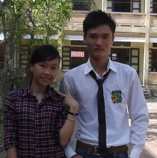 Nguyễn Quốc Trí (bên phải) thủ khoa Học viện Tài Chính. Ảnh NVCC