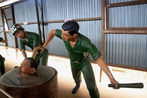 Cai ngục nhà tù Phú Quốc chôn sống tù binh hoặc nhúng vào thùng phi nước cho đến chết ngạt. Ảnh minh họa
