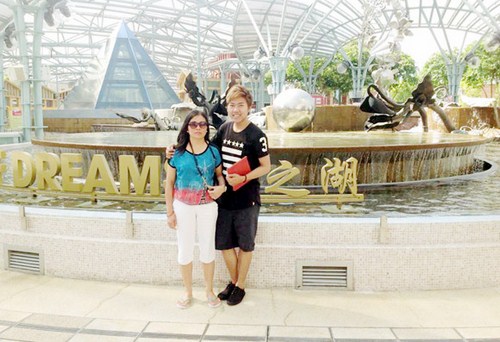 Sơn Paris cùng mẹ của mình trong chuyến du lịch Singapore. Ảnh NVCC