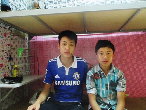 Trang A B&igrave;nh (b&ecirc;n tr&aacute;i) c&ugrave;ng bạn th&acirc;n Mua A H&agrave;nh được ở miễn ph&iacute; tại K&iacute; t&uacute;c x&aacute; Học viện B&aacute;o ch&iacute; v&agrave; tuy&ecirc;n truyền